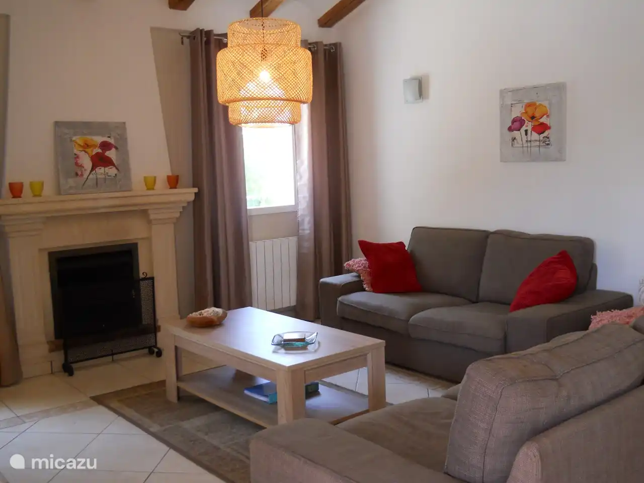 De woonkamer met open gashaard. Vooral in de wintermaanden geeft dit extra sfeer. 