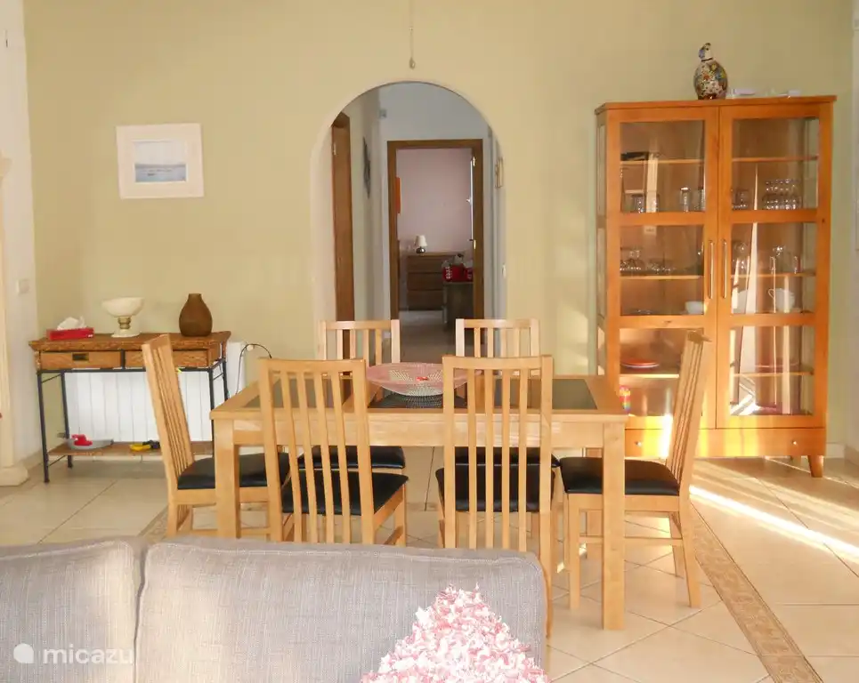 Vanuit het eetgedeelte heeft u uitzicht op de naja en het zwembad. Het is hier prettig om te eten voor als het eens wat koeler is. 
