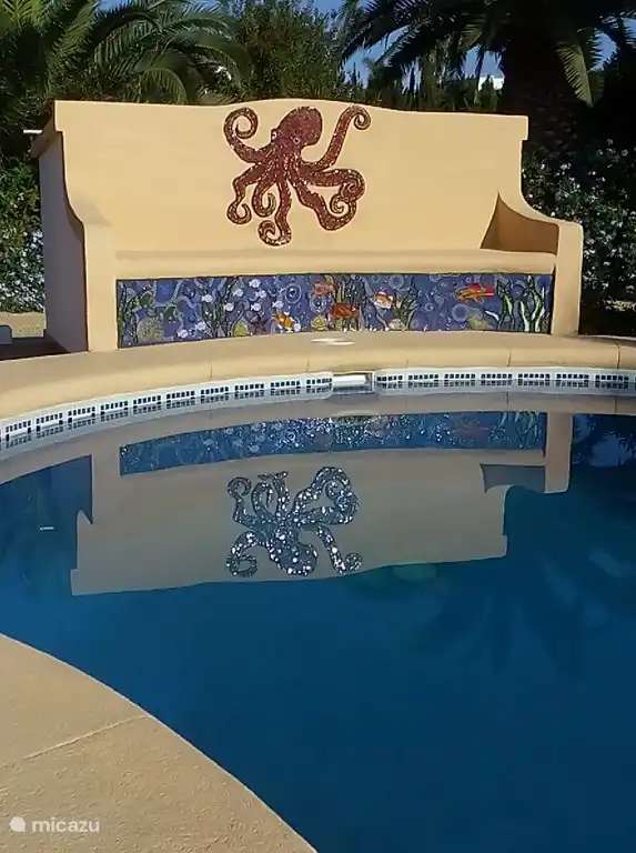De bank aan het zwembad is nu een prachtig mozaïek kunstwerk geworden van Octo en aquarium. Gemaakt door kunstenares Lia. 
