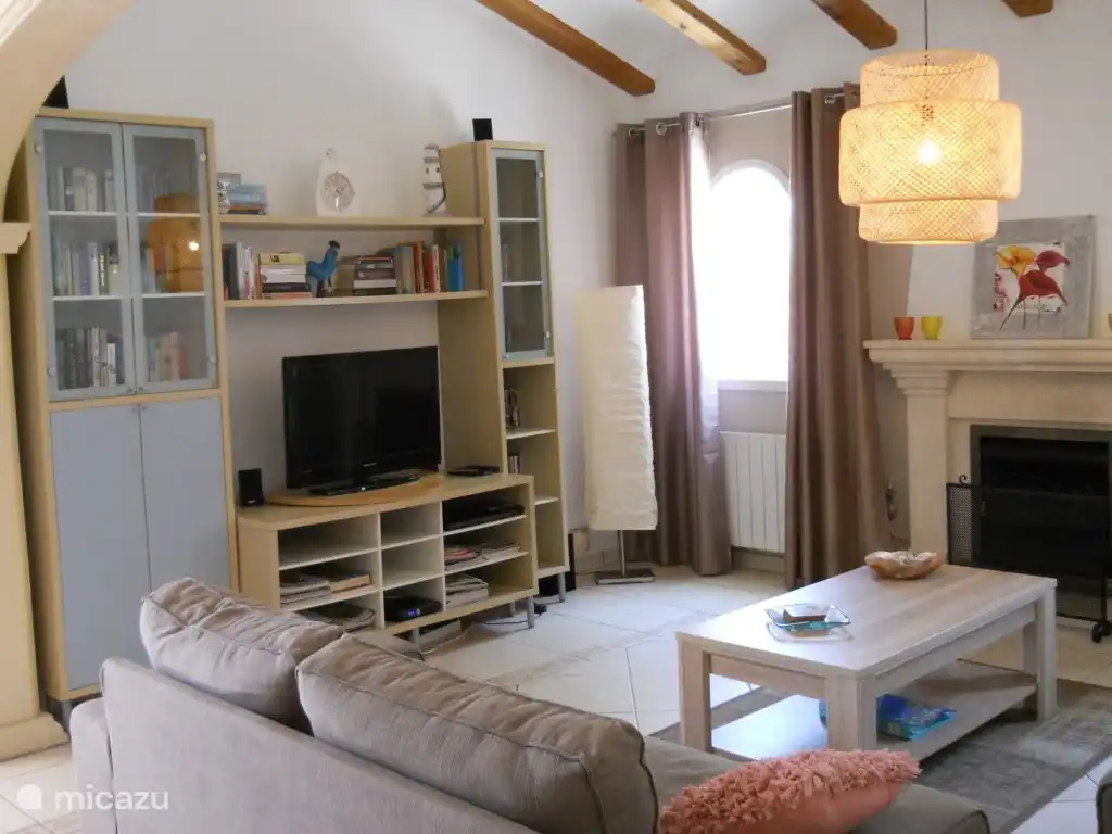 Op de LCD TV kunt u o.a. via de sateliet naar de Nederlandse zenders kijken.
Er is een home cinema set voor wie gezellig een filmpje wil kijken.  Een aantal films liggen er al op u te wachten zo ook  boeken en spelletjes.