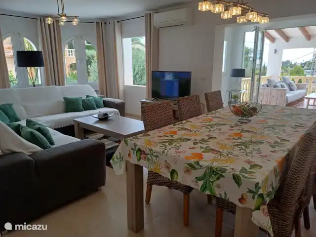 Retour au début! Villa Perla del Mar 2 à 8 p | Espagne, Costa Blanca, Benissa - villa Salon-salle à manger à l’étage intermédiaire avec cuisine ouverte et terrasse d’accès