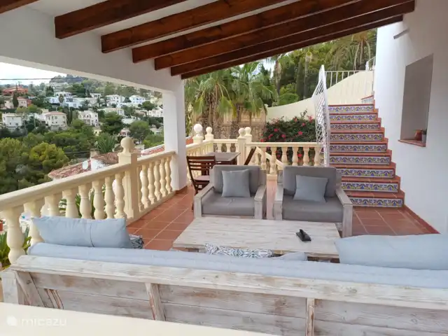 Retour au début! Villa Perla del Mar 2 à 8 p | Espagne, Costa Blanca, Benissa - villa terrasse étage intermédiaire avec escalier à l’étage supérieur et escalier à l’étage inférieur, terrasse ensoleillée et piscine
