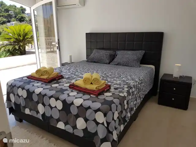 Retour au début! Villa Perla del Mar 2 à 8 p | Espagne, Costa Blanca, Benissa - villa Chambre principale à l’étage inférieur avec accès direct à la grande terrasse ensoleillée avec piscine