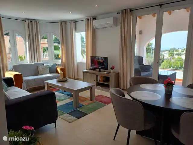 Retour au début! Villa Perla del Mar 2 à 8 p | Espagne, Costa Blanca, Benissa - villa Salon à l’étage et accès direct à la terrasse couverte avec de belles vues