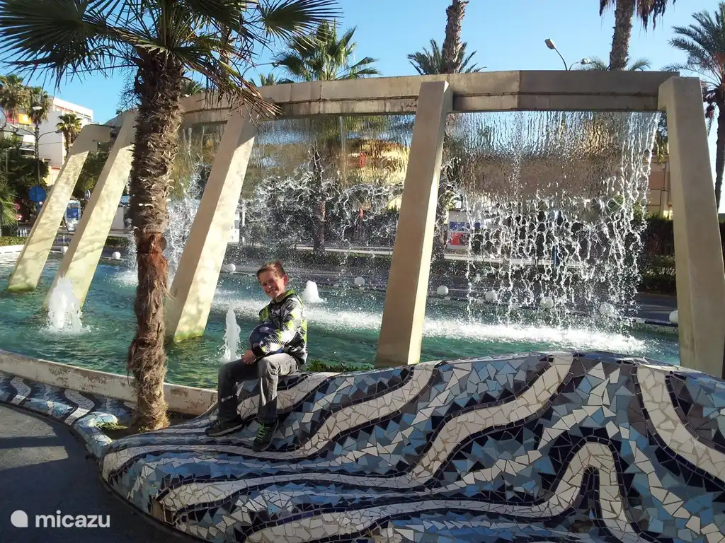 In der Gegend gibt es den großen Städten, die alle ihre Sehenswürdigkeiten. Es ist die "alte" Murcia, die "modernen" Alicante, die Hafenstadt Cartagena und Elche mit seinen botanischen Gärten. Außerdem in der Nähe der Stadt Torrevieja mit Hafen und mehrmals pro Woche einen großen Markt entfernt.