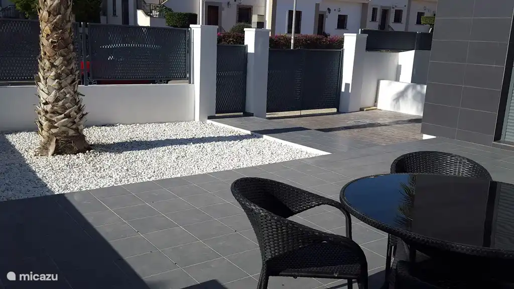 Die (neue) Terrasse hat eine große Fläche, die ohne Höhenunterschied vom Haus aus zu erreichen ist.