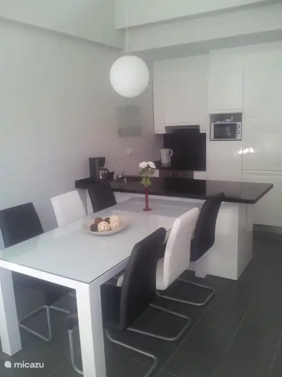 Das luxuriöse Designer-Interieur ist komplett ausgestattet, darunter eine luxuriöse Esstisch mit 6 Stühlen. In der Küche mit Ceranfeld, Backofen, Mikrowelle und Geschirrspüler enthalten.