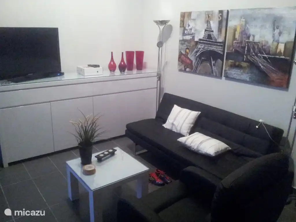 Der Sitzbereich besteht aus einem (Lüge) + Einzelschlafsesseln entspannen. Weiterhin ist ein Breitbild-TV mit Canal Digital. Es ist in diesem geräumigen Wohnzimmer eine Klimaanlage / Heizung, im Sommer wie im Winter sorgt für eine angenehme Temperatur.