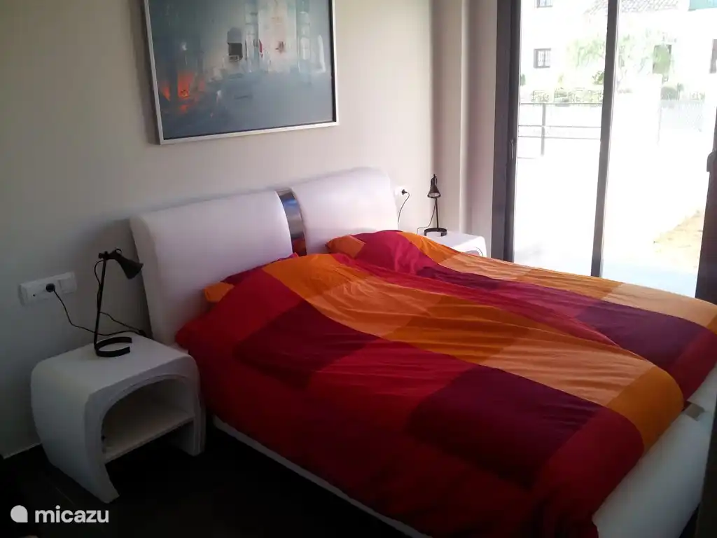 Es gibt 3 Schlafzimmer, die alle modern eingerichtet und mit einem geräumigen Kleiderschrank ausgestattet sind. Bei der 2-Personen-Schlafzimmer ist eine Klimaanlage.