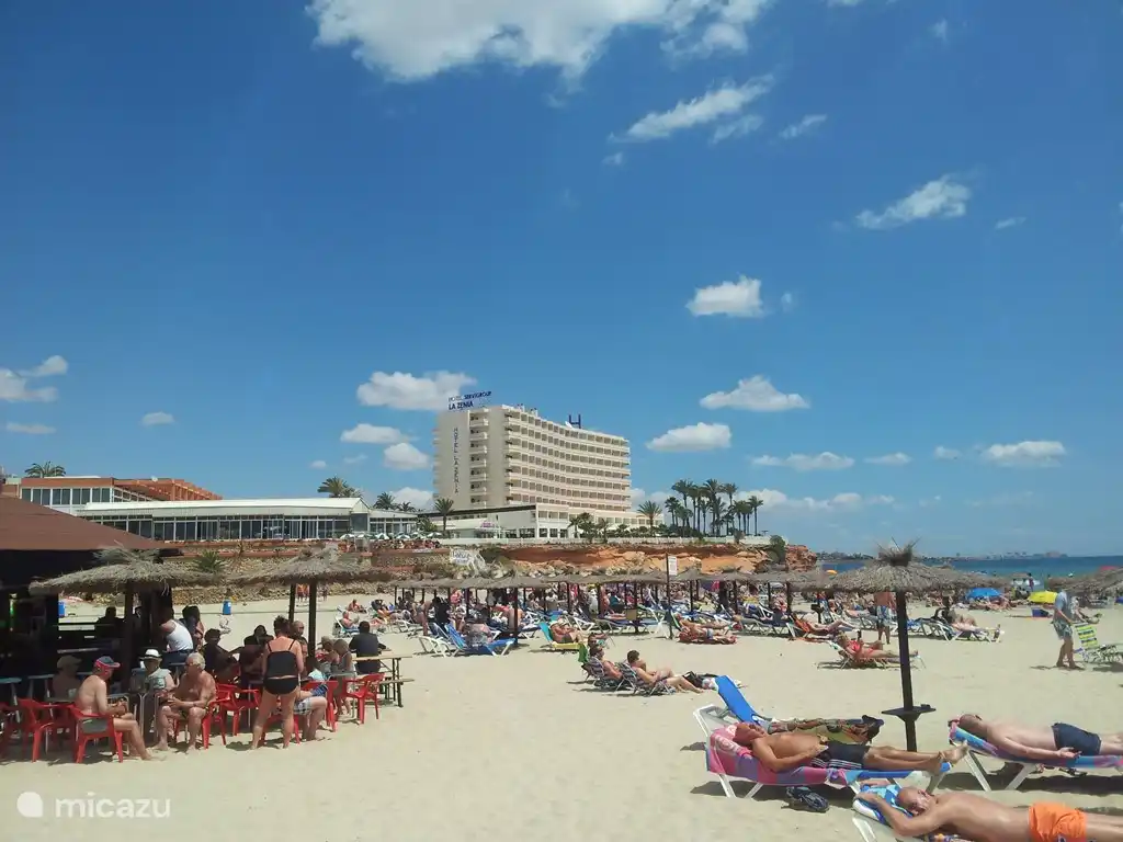 Es gibt mehrere Strände, alles befindet sich nur 5 Autominuten entfernt. Diese werden selbstverständlich mit aller Sommer Wünsche, wie Cafés, Restaurants und Spielgeräte für Kinder ausgestattet.