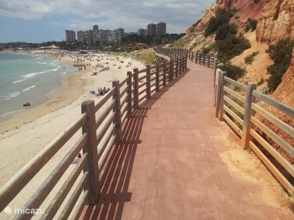 Für die Liebhaber gibt es eine Strecke von 7 km entlang der Küste. Dies ist bei der Gemeinde Orihuela-Costa wunderschön gestalteten und führt durch verschiedene Wege entlang Klippen und vielen anderen natürlichen Elementen.