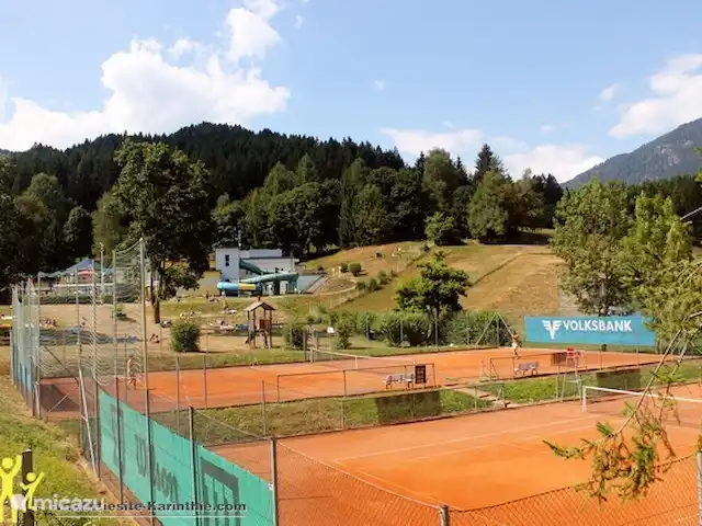 Location de Vacances Autriche, Carinthie, Kötschach-Mauthen, maison de vacances - Casa Mariti Il y a 2 courts de tennis à côté du chalet. (avec la piscine en arrière-plan.