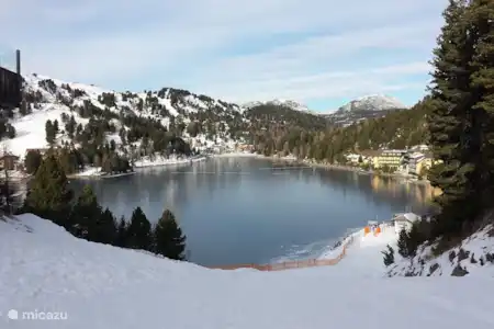 Vakantiehuis Oostenrijk, Karinthië, Turracher Höhe chalet Der Weisse Hirsch uitzicht op de Turracher See
