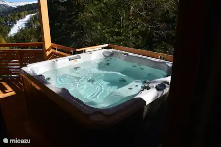 Vakantiehuis Oostenrijk, Karinthië, Turracher Höhe chalet Der Weisse Hirsch buitejacuzzi met prachtig uitzicht