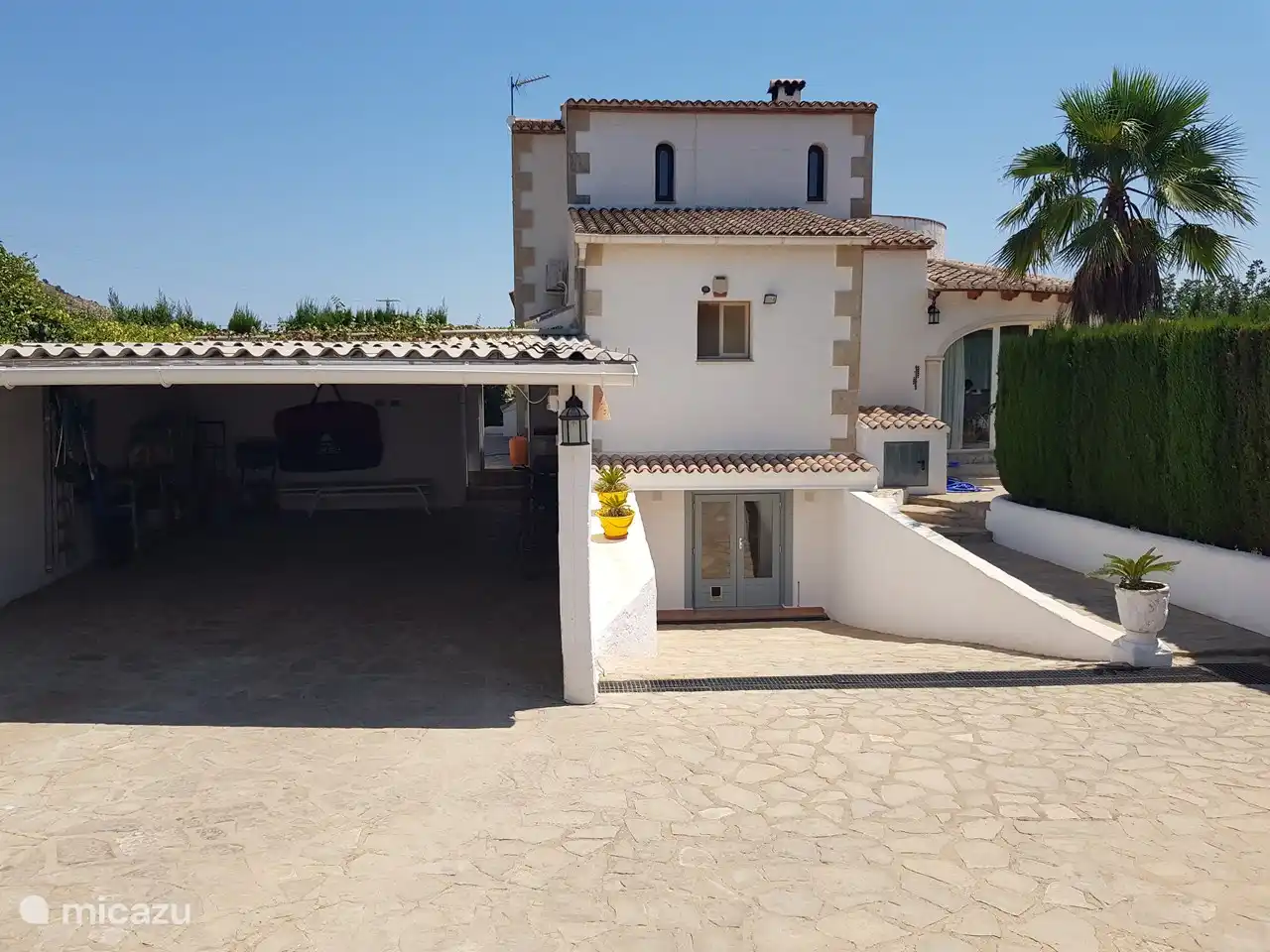 Carport &amp; entrance