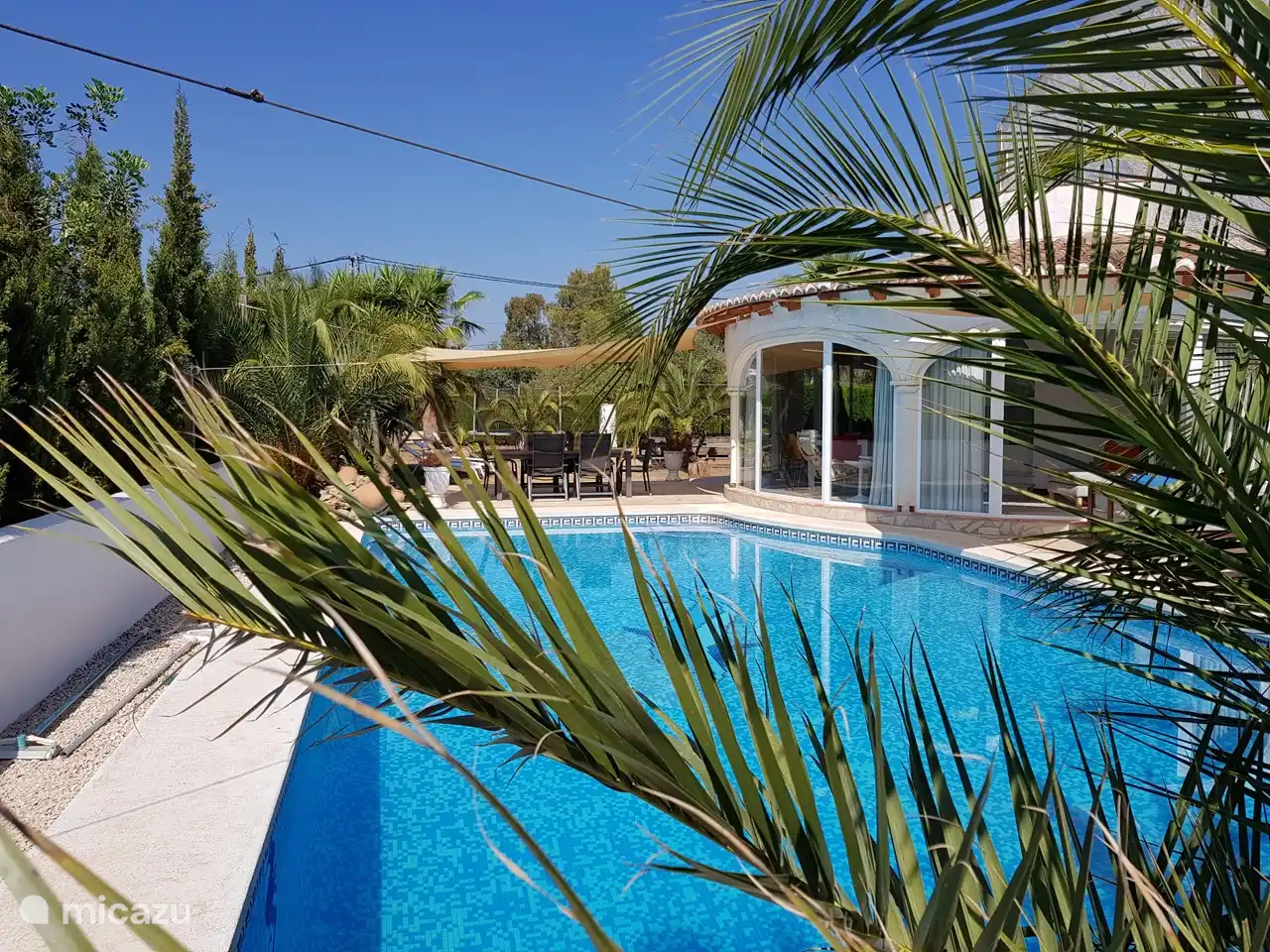 al fresco dining ...