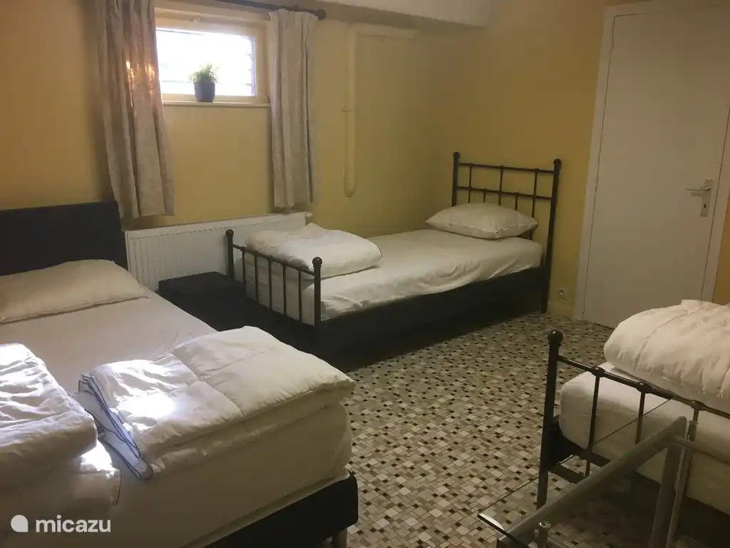 Schlafzimmer 1: 4 Personen Schlafzimmer, 2 Betten 140cm x 200cm und 2x 1 Personenbetten 80cm x 200cm.