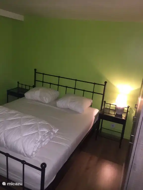 Schlafzimmer 2: Doppelbett 160 cm x 200 cm.