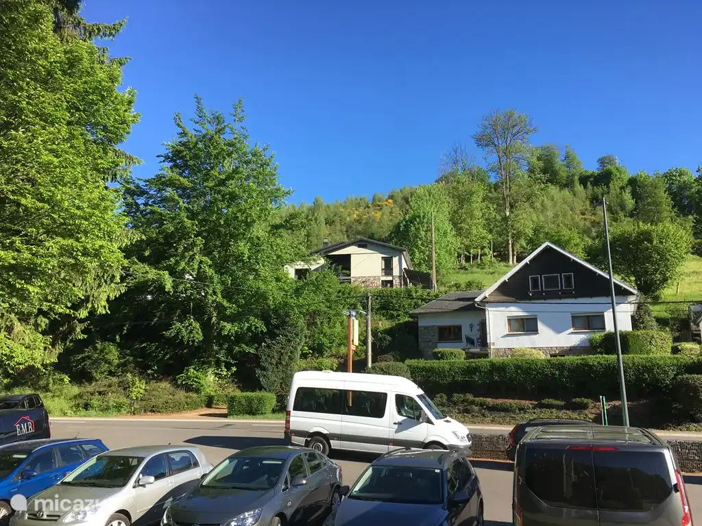 Unten Ferienhaus Malmedy. Das Haus liegt in einer Sackgasse in einer ruhigen Straße.