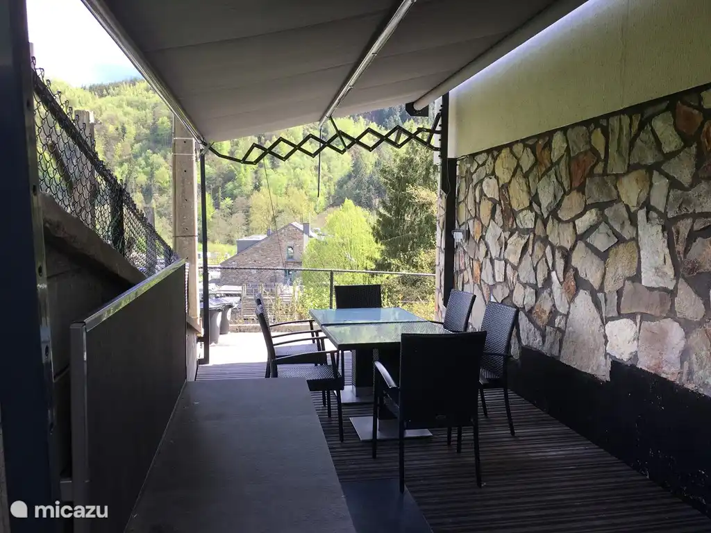 Seitenterrasse mit Beleuchtung, Außenküche und Grill.