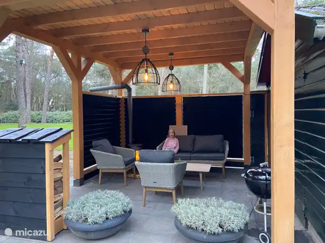 Location de Vacances Pays-Bas, Gueldre, Beekbergen, bungalow - Maison de vacances indépendante Veluwe Coin salon couvert avec poêle à bois et barbecue