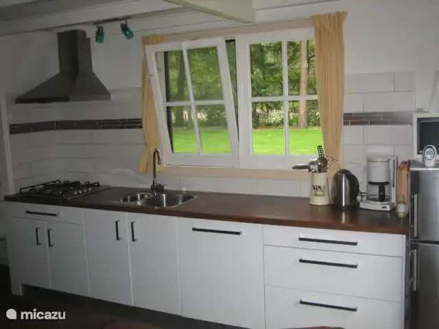 Location de Vacances Pays-Bas, Gueldre, Beekbergen, bungalow - Maison de vacances indépendante Veluwe la cuisine avec lave-vaisselle encastré, réfrigérateur avec congélateur séparé et machine Senseo (également machine à café ordinaire)