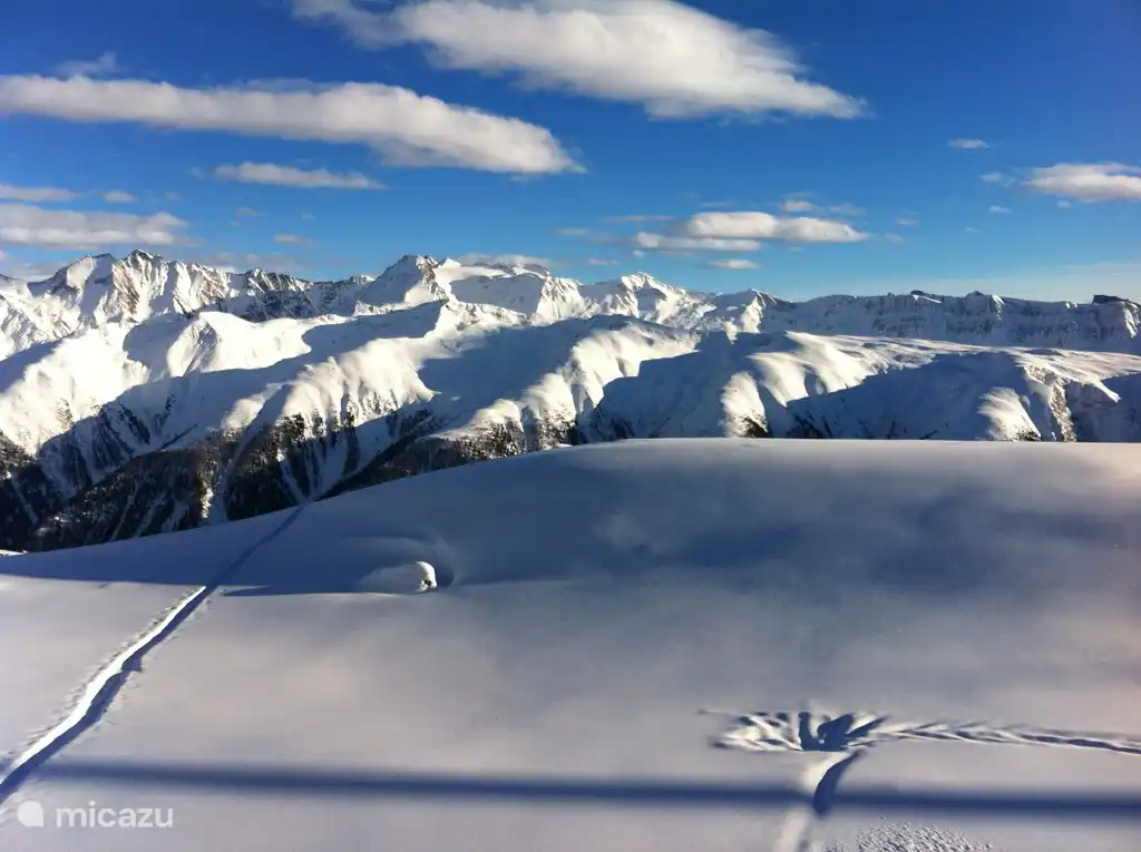 Vista de las montañas alrededor al esquiar