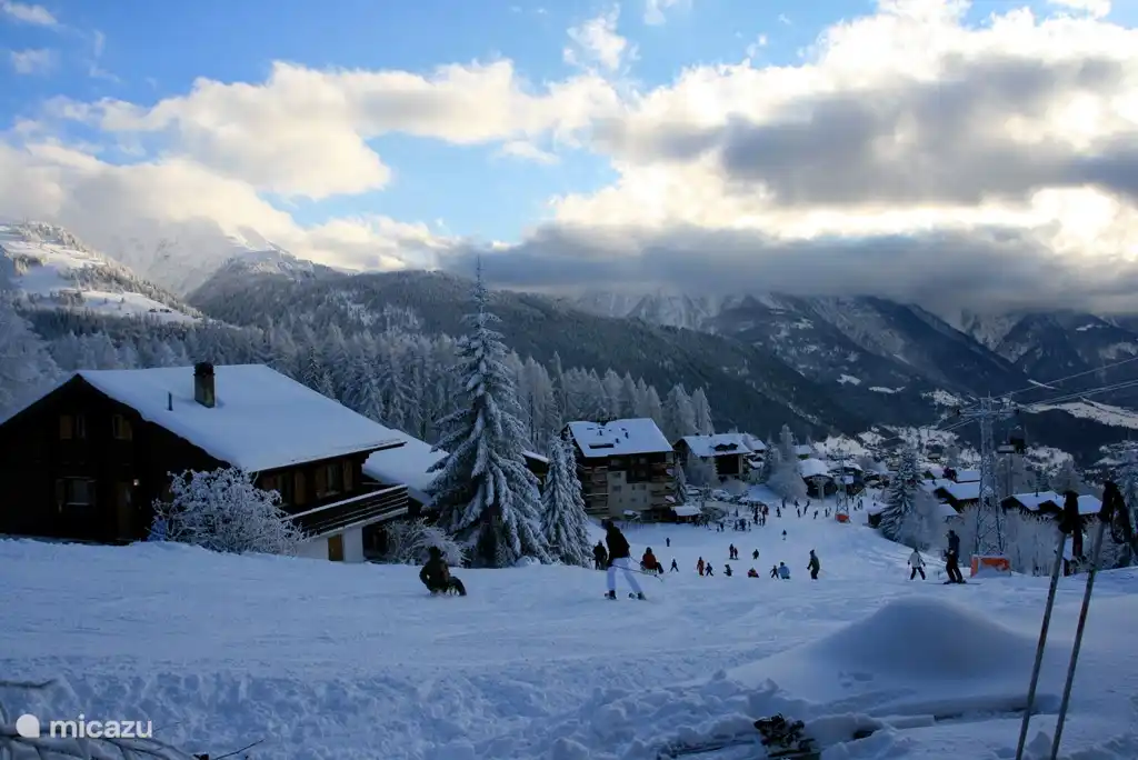 La pista vista desde Gardevias hacia el final del día.