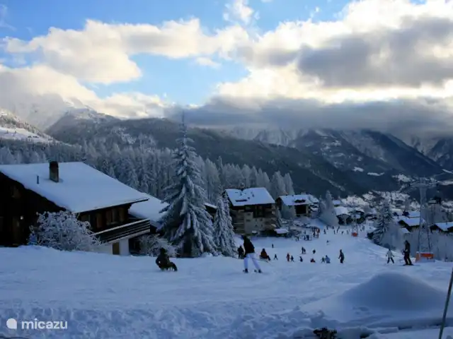 Gardevias | Suisse, Valais, Bellwald - chalet La piste vue de Gardevias en fin de journée.