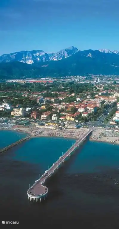 Der Pier von Marina di Massa im Hintergrund zwischen den Marmor-Steinbrüche und Casa-Toscana