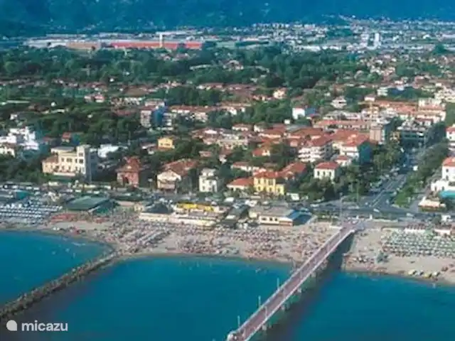 Casa-Toscana huren in Italië, Toscane, Marina Di Massa - appartement De pier van Marina di Massa met op de achtergrond de marmergroeven en daartussen Casa-Toscana