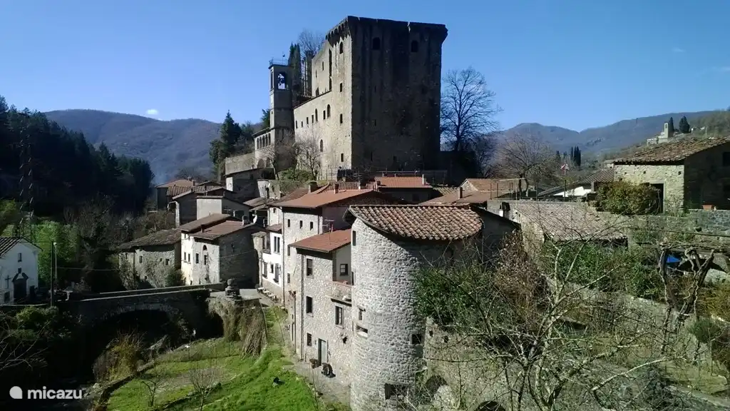 Castle Verrucola (20 km)