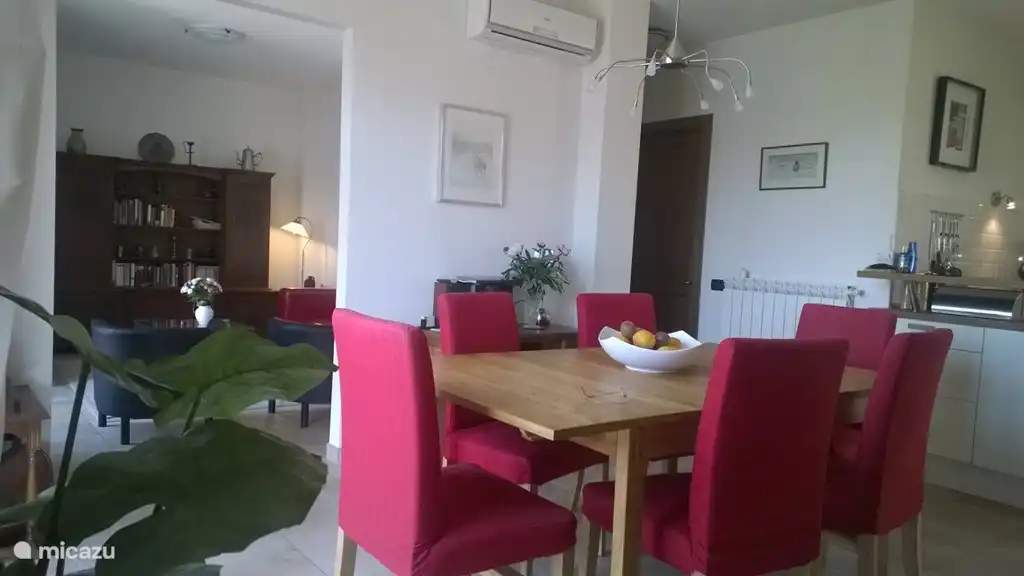 Esszimmer mit Blick bis hin zum Wohnzimmer