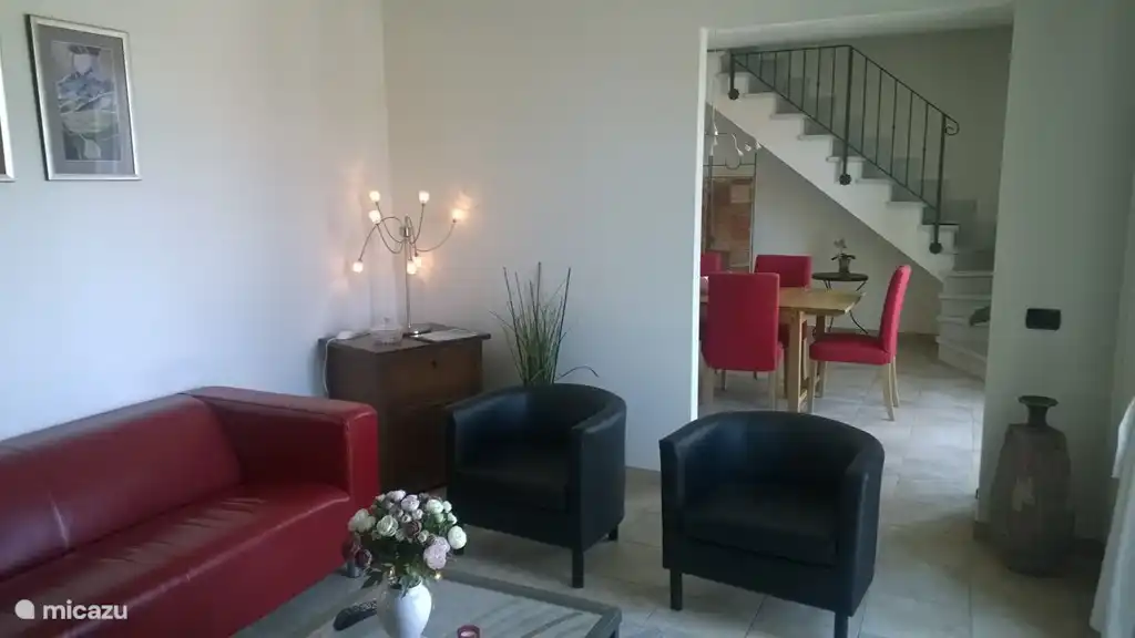 Blick vom Wohnzimmer auf die Marmortreppe in den 2. Stock