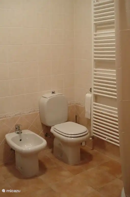 Beide Badezimmer mit Dusche, Waschbecken, Bidet und Toilette