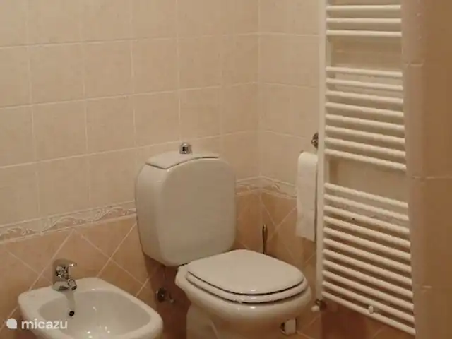 Casa-Toscana huren in Italië, Toscane, Marina Di Massa - appartement Beide badkamers met douchecabine, wastafel, bidet en toilet