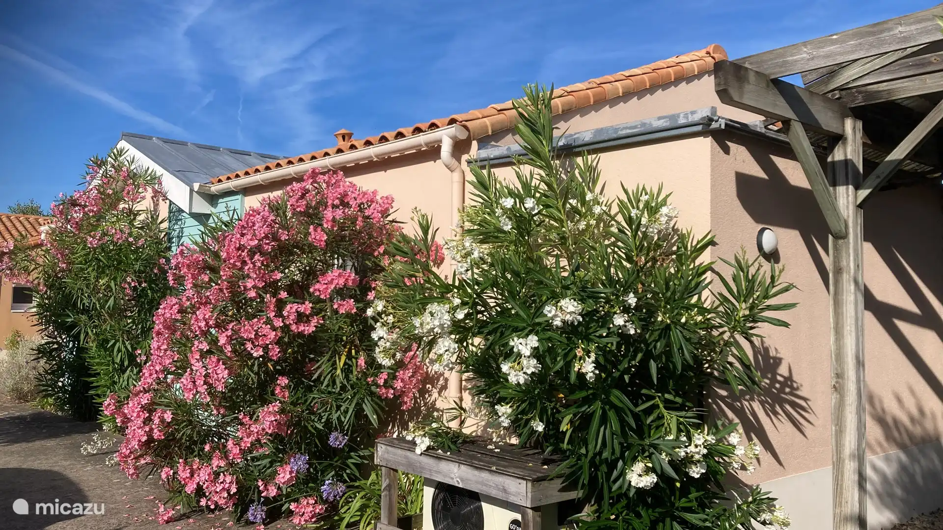 La bomba de calor, rodeada de adelfas, está lejos de la terraza y, por lo tanto, no causa contaminación acústica.