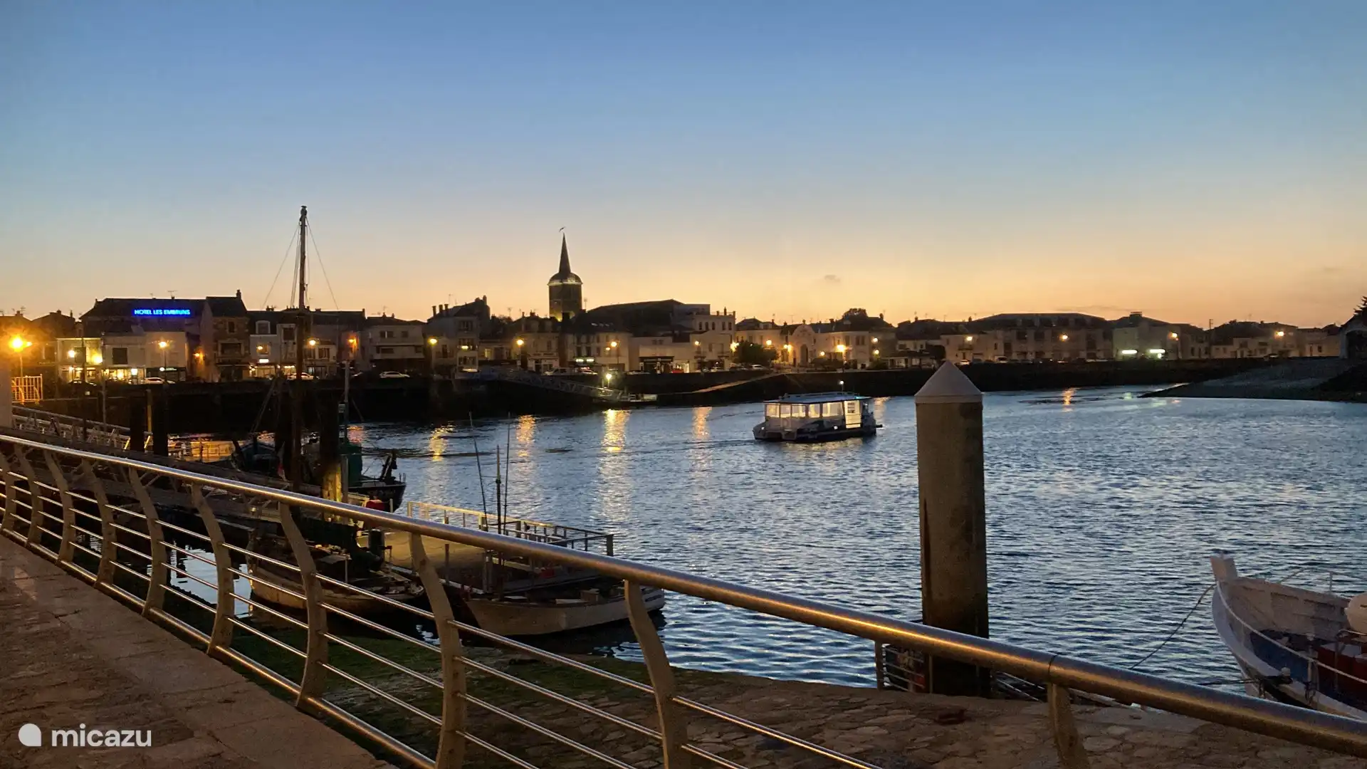 El ferry entre La Chaume y el centro va y viene hasta la medianoche. También se permiten bicicletas (si no está demasiado concurrido).  