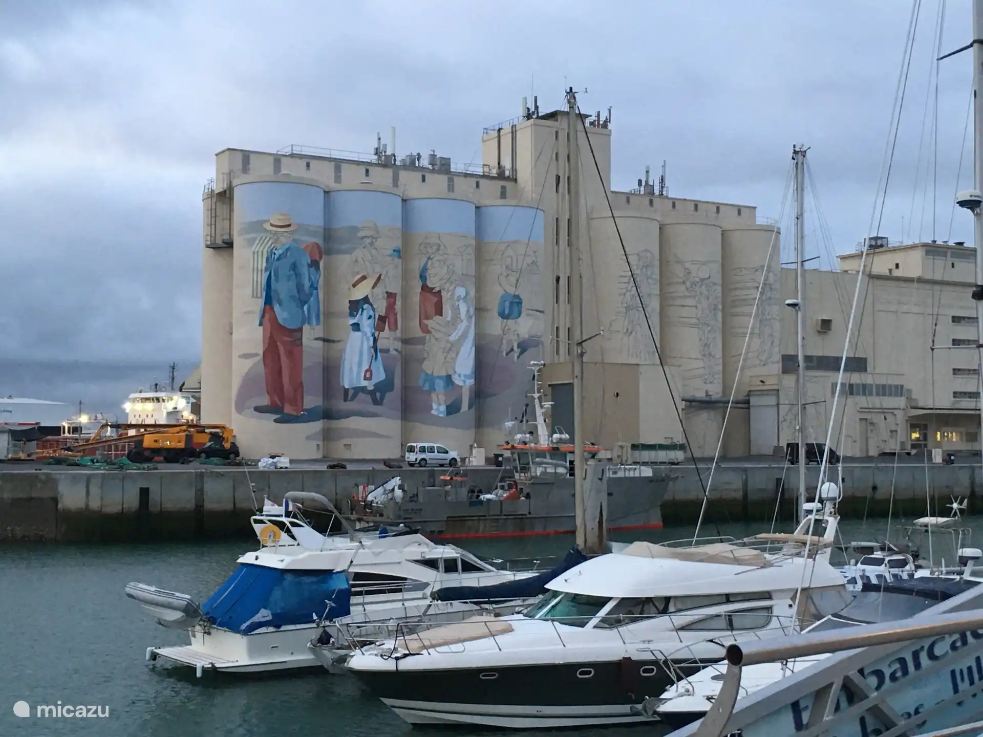 Los silos (destinados al almacenamiento de productos agrícolas) están pintados.