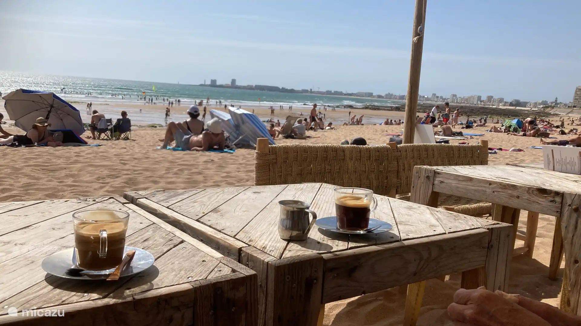 Café en Plage Tanchet, hay una serie de chiringuitos donde se puede comer, cenar, pero también tomar una copa.