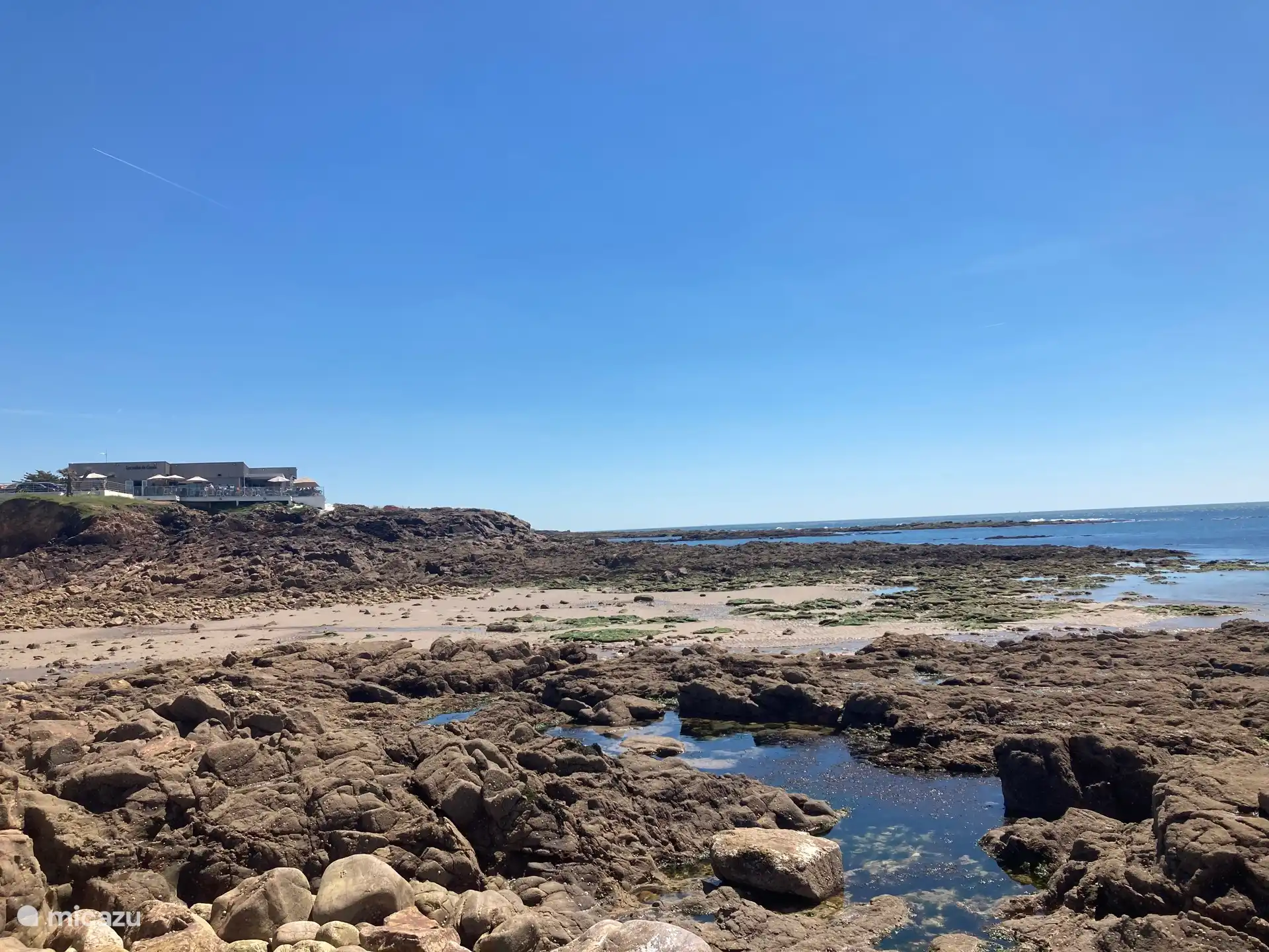 El nuevo lounge bar, Les voiles de Cayola, en las rocas junto al mar, a poca distancia de nuestra casa (1,5 km).