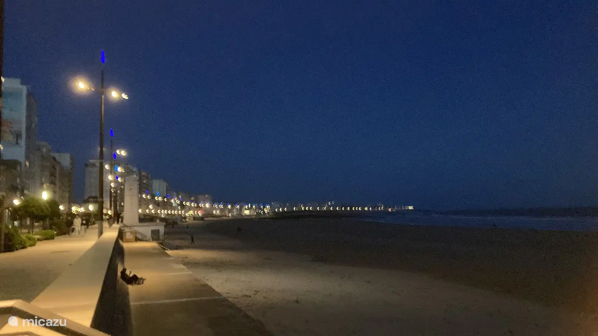 La playa está casi vacía cuando volvemos a casa en bicicleta por el bulevar después de haber salido a cenar. 