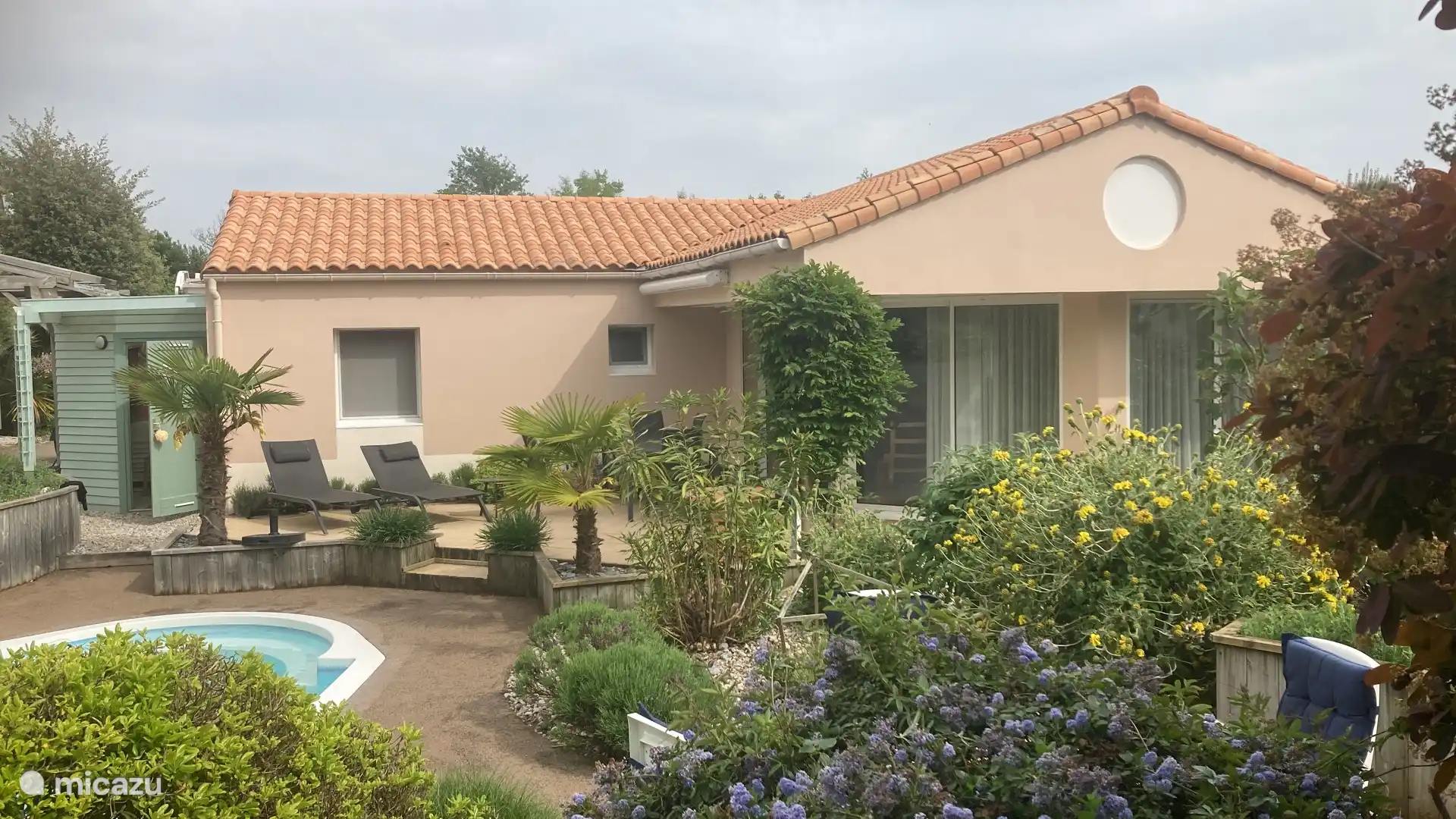 Las palmeras de la terraza se cultivaron a partir de semillas del sur de Francia, ¡una vez traídas de un camping! 
El cobertizo a la izquierda de la casa se ha ampliado para acomodar las 4 bicicletas.