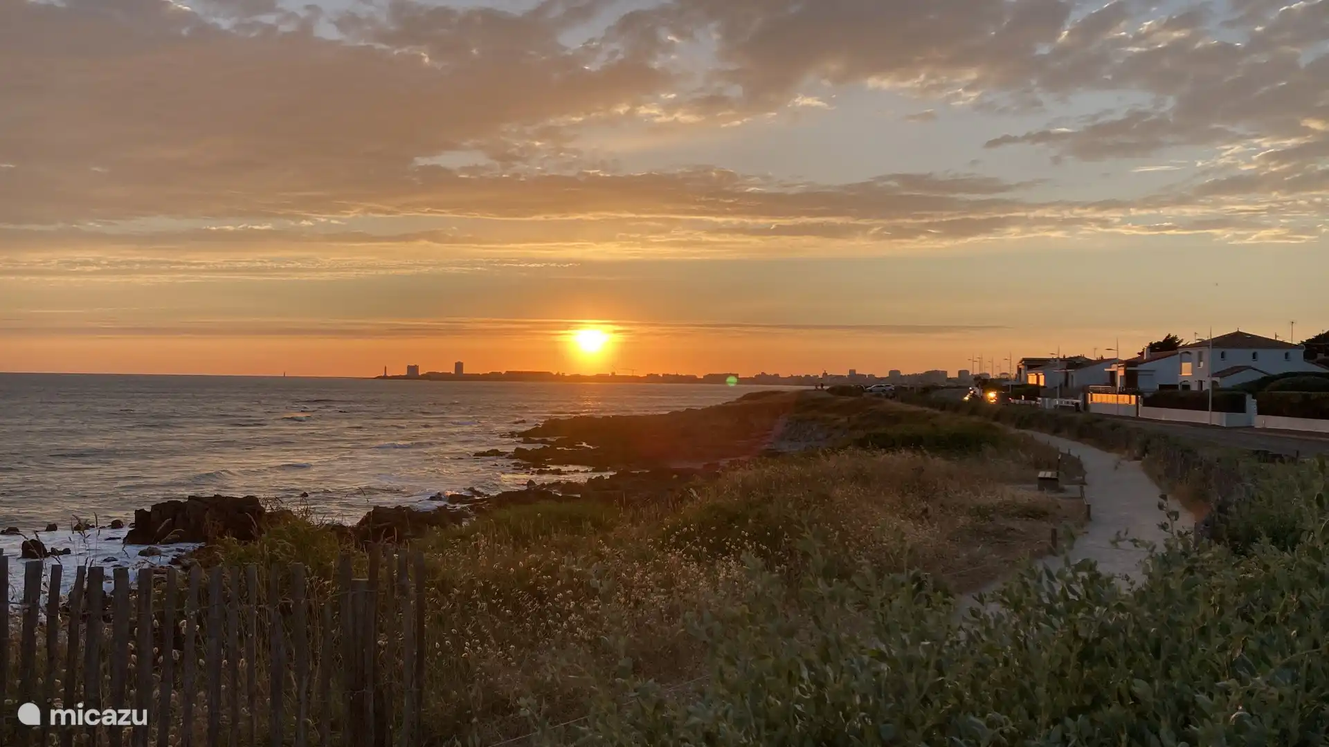 En la bicicleta hasta el centro para comer algo, ¡en el camino cabalgamos hacia el sol!