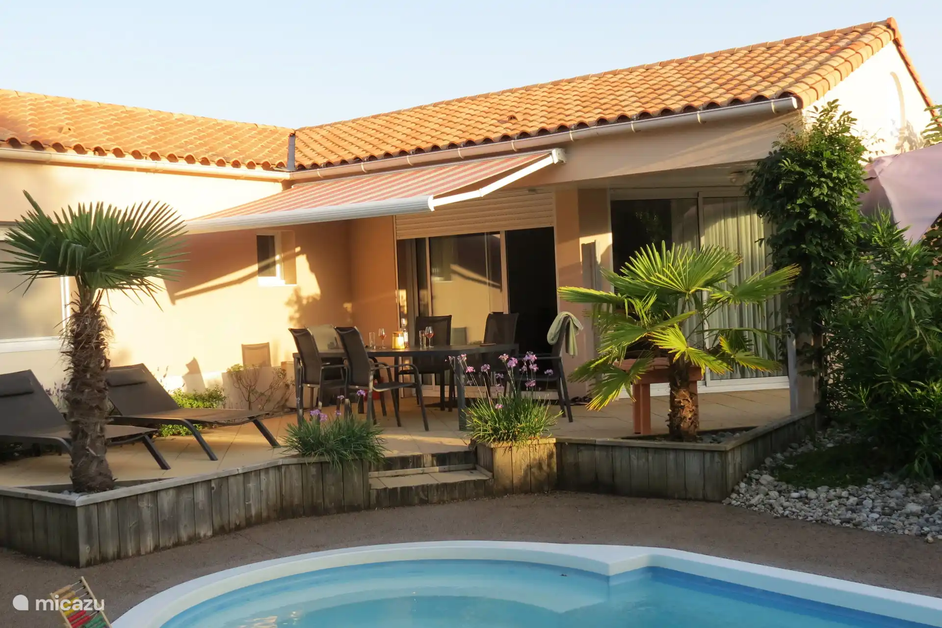 ¡Entra directamente en tu piscina climatizada desde la terraza!