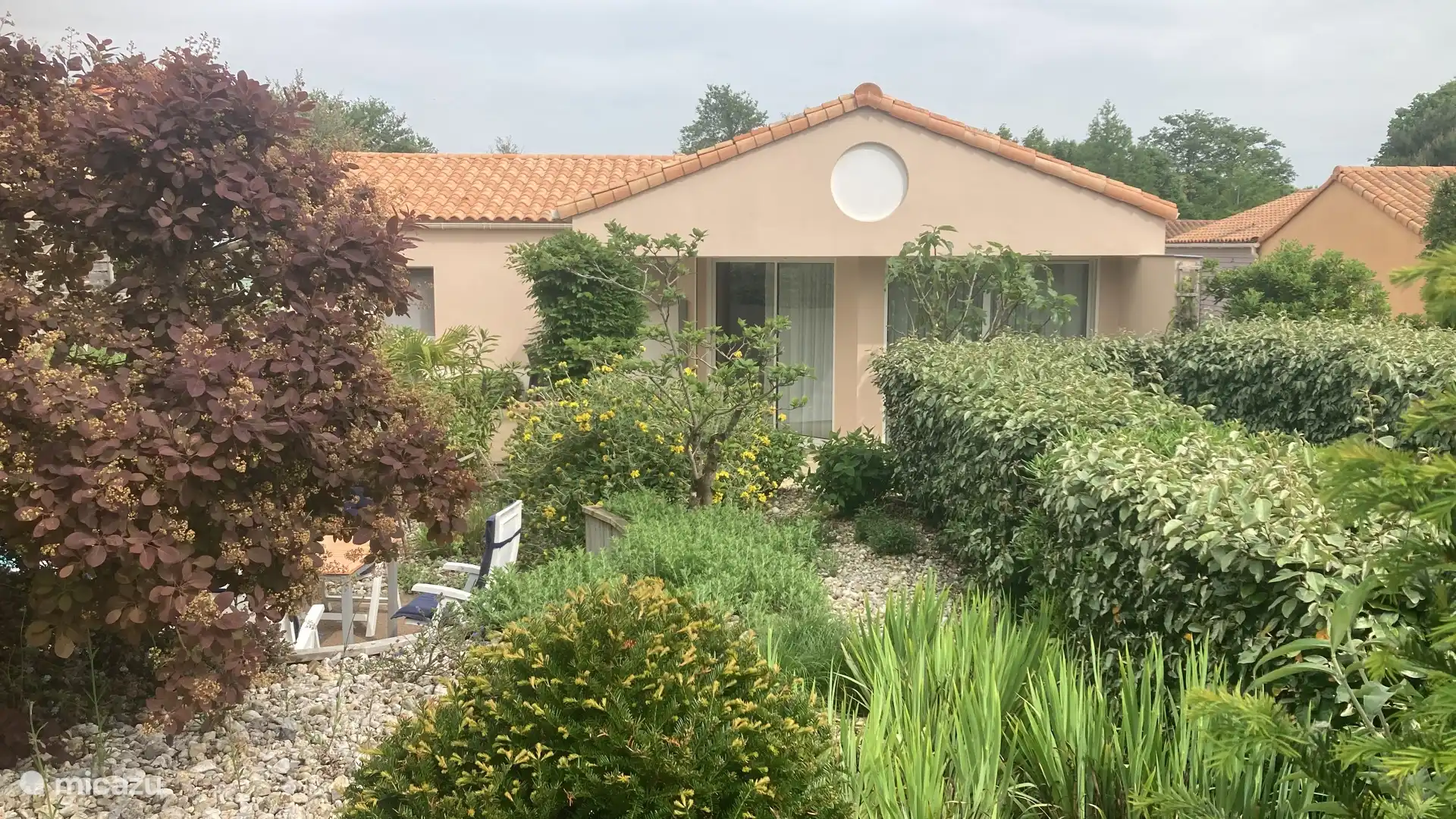 Junto al hermoso jardín con un seto protector hay una cancha de jeu de boules, con buenas bolas en el armario de la habitación.