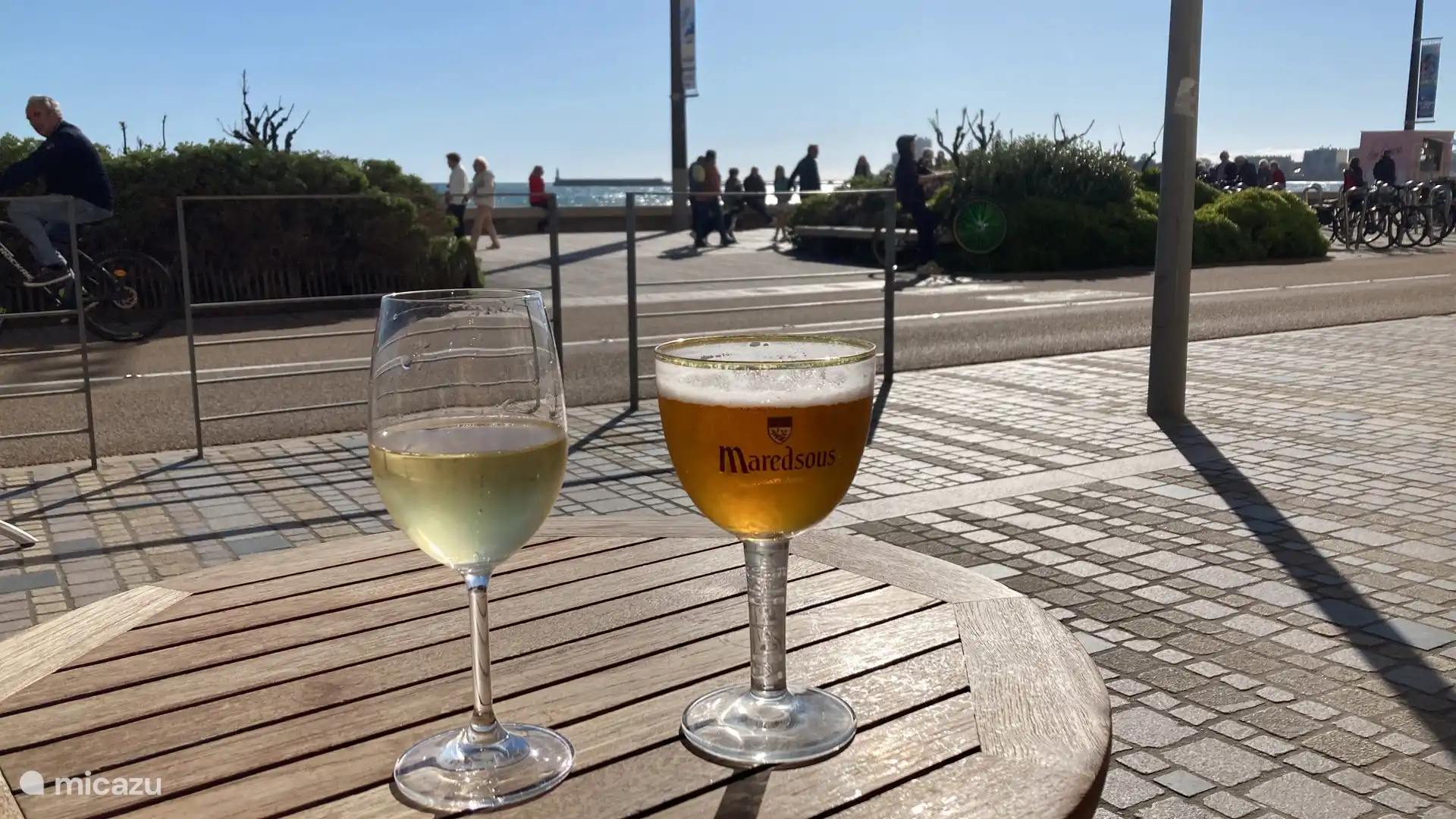 Terraza a principios de primavera, ¡siempre hay multitudes en el bulevar!