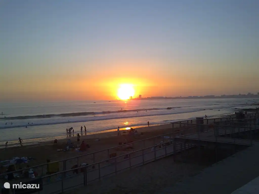 Ver el sol hundirse en el mar desde Plage Tanchet (a 3 km de nuestra casa)