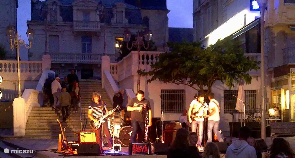 En julio y agosto a menudo hay actuaciones en el bulevar por la noche de bandas, payasos, teatro. Boulevard está cerrado a todo el tráfico de 20 a 24 horas.