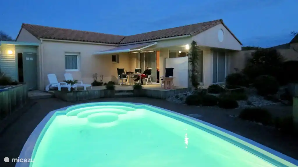 La iluminación de la piscina crea un ambiente íntimo por la noche.